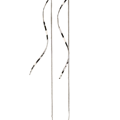 עגילים ארוכים עם עיצוב גלי