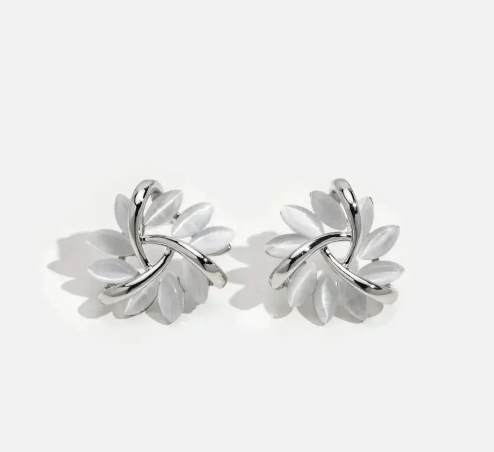 עגילי זהב אלגנטיים ומעודנים בצורת עיגול עלי כותרת של אופל