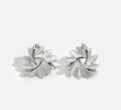 עגילי זהב אלגנטיים ומעודנים בצורת עיגול עלי כותרת של אופל